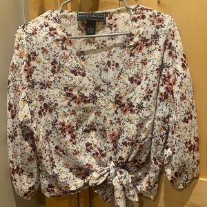 Fall top size large floral, long sleeve tie at the bottom “flowy”
